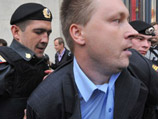 Лидер российского ЛГБТ-движения Николай Алексеев задержан полицией в Санкт-Петербурге за проведение одиночного пикета у Смольного