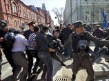 В четверг вечером, когда земля достаточно просохла, голодающие вновь разложили матрасы и попытались разложить туристические палатки и тенты. Полиция не позволила им этого сделать и, встретив сопротивление, применила силу В четверг вечером, когда земля достаточно просохла, голодающие вновь разложили матрасы и попытались разложить туристические палатки и тенты. Полиция не позволила им этого сделать и, встретив сопротивление, применила силу