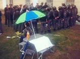 Сторонники Шеина в Астрахани попытались установить палатки. Против них - полиция и цистерна с водой Сторонники Шеина в Астрахани попытались установить палатки. Против них - полиция и цистерна с водой