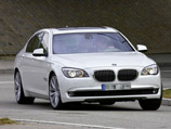 Кроме того, сенатору принадлежит автомобиль BMW760LE и гидроцикл Bombardier Кроме того, сенатору принадлежит автомобиль BMW760LE и гидроцикл Bombardier