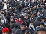 Днем в пятницу столичные мусульмане практически парализовали движение транспорта на проспекте Мира в районе Московской соборной мечети: огромная толпа собралась на Джаназа-намаз (заупокойную молитву) по погибшему единоверцу Днем в пятницу столичные мусульмане практически парализовали движение транспорта на проспекте Мира в районе Московской соборной мечети: огромная толпа собралась на Джаназа-намаз (заупокойную молитву) по погибшему единоверцу