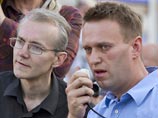 Оппозиционеру Алексею Навальному в Астрахани, куда он приехал поддержать голодающего эсэра Олега Шеина, сообщили о возбуждении уголовного дела