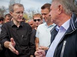 Главные герои конфликтной ситуации в Астрахани - голодающий эсер Олег Шеин и Михаил Столяров, объявленный победителем на выборах мэра этого города, - спонтанно сошлись лицом к лицу на центральной площади и устроили дебаты Главные герои конфликтной ситуации в Астрахани - голодающий эсер Олег Шеин и Михаил Столяров, объявленный победителем на выборах мэра этого города, - спонтанно сошлись лицом к лицу на центральной площади и устроили дебаты