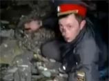 На видео снят подвал, где в куче мусора ничком лежит мужчина в полицейской форме. При приближении камеры он нетвердо встает на ноги, спотыкается и пытается отвернуться, а затем уходит из кадра На видео снят подвал, где в куче мусора ничком лежит мужчина в полицейской форме. При приближении камеры он нетвердо встает на ноги, спотыкается и пытается отвернуться, а затем уходит из кадра