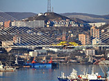 Строители во Владивостоке сомкнули строящийся мост над бухтой Золотой Рог
