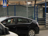 При посадке вертолета Московского авиационного центра, прибывшего на место совершения ДТП для госпитализации пострадавшего, от воздушного потока упал металлический забор, огораживающий строительную площадку При посадке вертолета Московского авиационного центра, прибывшего на место совершения ДТП для госпитализации пострадавшего, от воздушного потока упал металлический забор, огораживающий строительную площадку