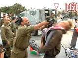 ВИДЕО: израильский офицер ударил автоматом пропалестинского активиста, возмутив премьер-министра