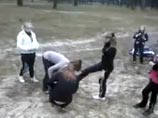 Следователи установили личности пяти школьниц, жестоко избивших сверстницу на школьном дворе в городе Сельцо Брянской области. На прошлой неделе в центре внимания СМИ оказалось видео экзекуции, произошедшей прошлой осенью Следователи установили личности пяти школьниц, жестоко избивших сверстницу на школьном дворе в городе Сельцо Брянской области. На прошлой неделе в центре внимания СМИ оказалось видео экзекуции, произошедшей прошлой осенью