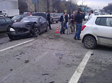 В районе дома 61 Scoda Fabia, ехавшая в левом ряду в противоположном направлении, вдруг выскочила на встречную полосу и, зацепив внедорожник Land Cruiser, лоб в лоб столкнулась с Mercedes В районе дома 61 Scoda Fabia, ехавшая в левом ряду в противоположном направлении, вдруг выскочила на встречную полосу и, зацепив внедорожник Land Cruiser, лоб в лоб столкнулась с Mercedes