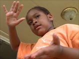 Полиция США заковала в наручники 6-летнюю девочку, которая крушила мебель и ранила директора школы Полиция США заковала в наручники 6-летнюю девочку, которая крушила мебель и ранила директора школы