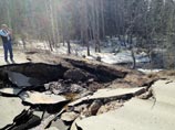 Огромная яма на дороге заблокировала 500 удмуртских дачников Огромная яма на дороге заблокировала 500 удмуртских дачников