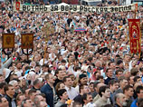 На молитвенное стояние и крестный ход к храму Христа Спасителя в Москве пришли десятки тысяч человек