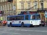 В Петербурге пьяная компания остановила троллейбус и избила водителя со стажером