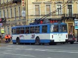 В Петербурге пьяная компания остановила троллейбус и избила водителя со стажером В Петербурге пьяная компания остановила троллейбус и избила водителя со стажером