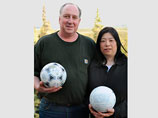 По счастливой случайности жена Дэвида Юми оказалась японкой. Она смогла прочитать сделанные на мяче надписи, в том числе и имя его 16-летнего владельца Мисаки Мураками
