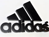 Adidas регулярно судится с компаниями, использующими в дизайне своей продукцией три полоски