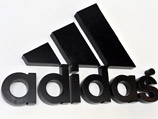 Adidas монополизирует три полоски на логотипе Adidas монополизирует три полоски на логотипе