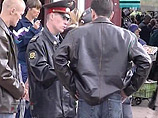 Согласно новому приказу МВД от 11 марта 2012 года, сотрудник полиции обязан назвать свои должность, звание, фамилию, предъявить по требованию гражданина служебное удостоверение, после чего сообщить причину и цель задержания Согласно новому приказу МВД от 11 марта 2012 года, сотрудник полиции обязан назвать свои должность, звание, фамилию, предъявить по требованию гражданина служебное удостоверение, после чего сообщить причину и цель задержания