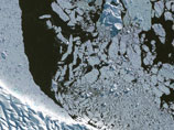 На первой картине показаны покрытые льдом пространства вблизи принадлежащего России необитаемого острова Аделаиды, расположенного в северо-восточной части архипелага Земля Франца-Иосифа