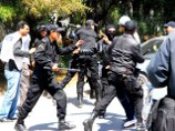 В столкновениях перед телецентром в Тунисе ранены двое полицейских, телеоператор и журналист
