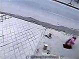 Молодая китаянка чудом не пострадала, когда у нее под ногами провалился тротуар на одной из улиц Сианя на севере Китая Молодая китаянка чудом не пострадала, когда у нее под ногами провалился тротуар на одной из улиц Сианя на севере Китая