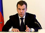 Медведев утвердил перенос части новогодних каникул на майские праздники