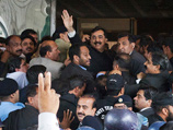 В Пакистане осудили премьер-министра, но наказывать не стали 
