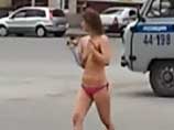 На Урале девушка, напившись "Ягуара", устроила голый забег по городу (ВИДЕО) На Урале девушка, напившись "Ягуара", устроила голый забег по городу (ВИДЕО)