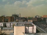 Очевидец Сергей прислал NEWSru.com фотографии, в которых зеленая дымка наблюдается и в самом центре столицы