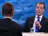 Медведев на это ответил, что у каждого канала есть своя политическая позиция, "другой вопрос, в какой форме она предъявляется". Но "эта политическая позиция всегда есть у любого СМИ, и она довольно легко читается"