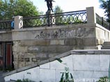 В Екатеринбурге появилось граффити про патриарха и часы: стерли быстрее, чем карикатуры на Путина В Екатеринбурге появилось граффити про патриарха и часы: стерли быстрее, чем карикатуры на Путина