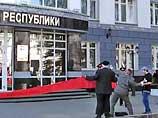 Чувашский оппозиционер закидал яйцами здание прокуратуры, был оштрафован на 600 рублей и хочет продолжить (ВИДЕО)
Чувашский оппозиционер закидал яйцами здание прокуратуры, был оштрафован на 600 рублей и хочет продолжить (ВИДЕО)
