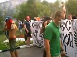 Напомним, нападение на здание администрации города Химки было совершено 28 июля прошлого года. Почти сотня человек появилась в Химках, чтобы потребовать у администрации прекратить вырубку Химкинского леса для строительства трассы Москва-Санкт-Петербург Напомним, нападение на здание администрации города Химки было совершено 28 июля прошлого года. Почти сотня человек появилась в Химках, чтобы потребовать у администрации прекратить вырубку Химкинского леса для строительства трассы Москва-Санкт-Петербург