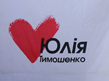 По периметру площади и на прилегающих улицах собираются сторонники Тимошенко. Они пришли с флагами "Батькивщины", "Фронта змин" и ВО "Свобода". На многих - футболки с надписями "Юля не голодай, ты нужна Украине"