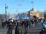 В Санкт-Петербурге футбольные болельщики устроили многотысячное шествие перед матчем между командой "Зенит" и московским клубом "Динамо"
