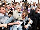 Днем в воскресенье в Москве полиция задержала у храма Христа Спасителя сторонника оппозиции, устроившего потасовку с одним из активистов "Союза хоругвеносцев"