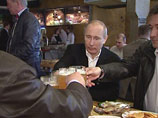 Путин и Медведев после демонстрации зашли в пивной бар. Закуска их не устроила (ВИДЕО) Путин и Медведев после демонстрации зашли в пивной бар. Закуска их не устроила (ВИДЕО)