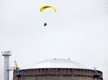Активист Greenpeace влетел на параплане на французскую АЭС и "разбомбил" ее (ФОТО) Активист Greenpeace влетел на параплане на французскую АЭС и "разбомбил" ее (ФОТО)