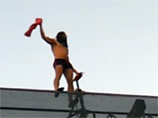 Во время выступления одного из диджеев разгоряченный музыкой и, вероятно, алкоголем фанат залез на двадцатиметровые металлические конструкции, установленные возле сцены Во время выступления одного из диджеев разгоряченный музыкой и, вероятно, алкоголем фанат залез на двадцатиметровые металлические конструкции, установленные возле сцены