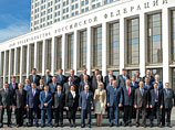 По окончании последнего в нынешнем составе заседания кабинета министров Владимир Путин и члены его правительства сделали совместную фотографию на память
