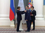 Медведев рассказал, что придумал новый орден, а его пригласили в "Пока все дома"
