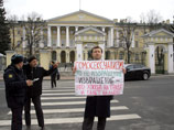 Суд в Петербурге оштрафовал в пятницу на 5 тысяч рублей основателя правозащитной организации за права сексуальных и гендерных меньшинств GayRussia Николая Алексеева, который был задержан 12 апреля у Смольного за нарушение нового закона Суд в Петербурге оштрафовал в пятницу на 5 тысяч рублей основателя правозащитной организации за права сексуальных и гендерных меньшинств GayRussia Николая Алексеева, который был задержан 12 апреля у Смольного за нарушение нового закона