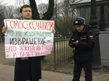 Алексеев был задержан 12 апреля у входа в здание городской администрации, в ходе одиночного пикета против нового городского закона о запрете пропаганды гомосексуализма и педофилии в отношении несовершеннолетних