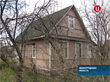 На одном из участков в садоводстве Ленинградской области хозяин выложил дорожку плитами с могил героев Великой Отечественной войны На одном из участков в садоводстве Ленинградской области хозяин выложил дорожку плитами с могил героев Великой Отечественной войны