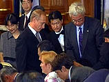 Российский президент Владимир Путин и премьер-министр Японии Иосиро Мори начали сегодняшний день с рабочего завтрака во дворце Акасака в формате "один на один"
