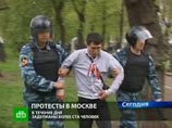 В Москве продолжаются задержания людей с белыми лентами В Москве продолжаются задержания людей с белыми лентами