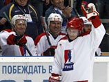 Владимир Путин, который в понедельник вступил на пост президента России, вечером забил шайбу в гала-матче Всероссийского фестиваля любительских команд на арене "Мегаспорт" на Ходынском поле в Москве Владимир Путин, который в понедельник вступил на пост президента России, вечером забил шайбу в гала-матче Всероссийского фестиваля любительских команд на арене "Мегаспорт" на Ходынском поле в Москве