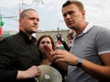 Оппозиционеры покидают площадь у памятника Героям Плевны, где собирались провести ночь Оппозиционеры покидают площадь у памятника Героям Плевны, где собирались провести ночь