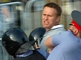 Задержаны оппозиционер и блоггер Алексей Навальный и лидер "Левого фронта" Сергей Удальцов, собравшиеся встретили действия полиции криками "Позор!