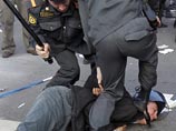 В пресс-службе ГУ МВД сообщили, что "спецснаряжение было утеряно бойцами при задержании наиболее активных участников массовых беспорядков" В пресс-службе ГУ МВД сообщили, что "спецснаряжение было утеряно бойцами при задержании наиболее активных участников массовых беспорядков"
